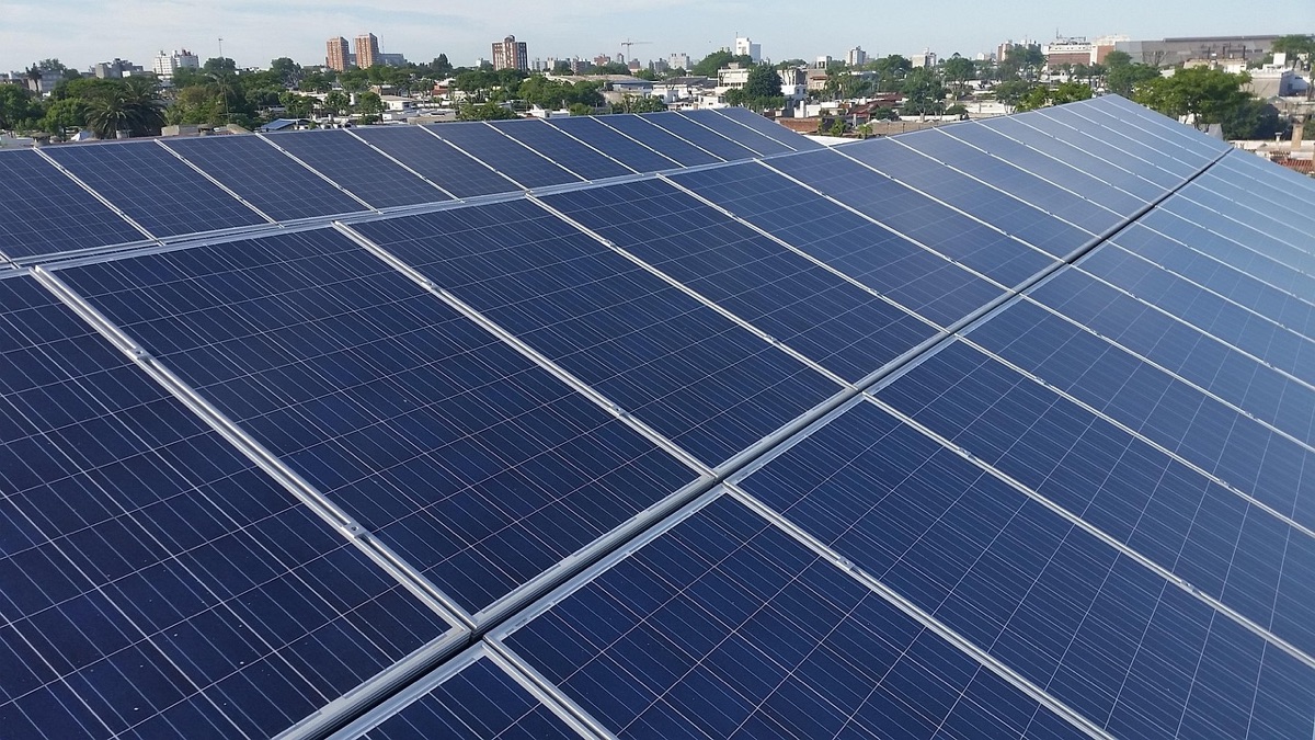 Instalación de paneles solares en Japón