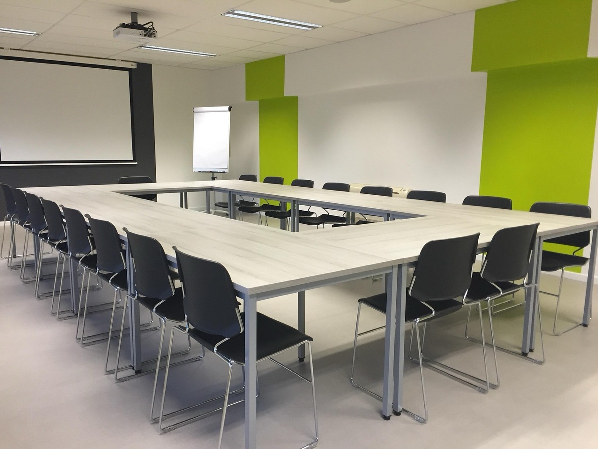 Konferenzraum mit Whiteboard