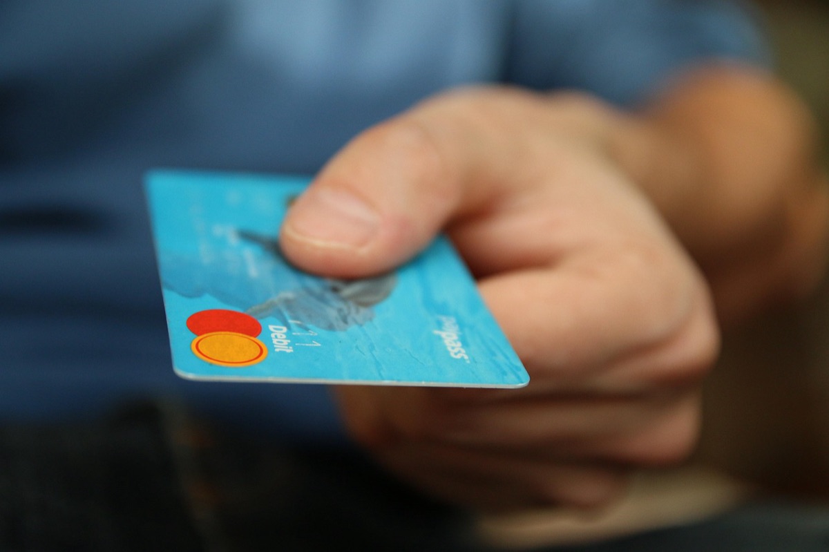 Klant houdt creditcard vast