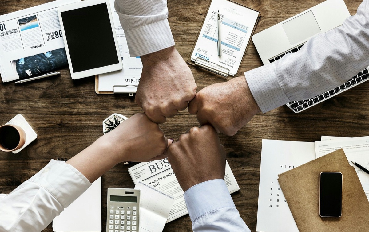 Bedrijfsmedewerker leest financieel document