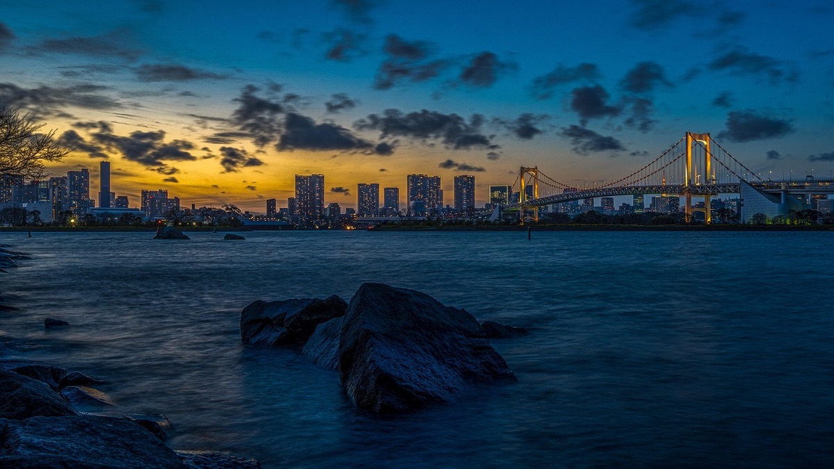 Skyline von Tokio bei Sonnenaufgang, Symbol für Wandel und Zukunft