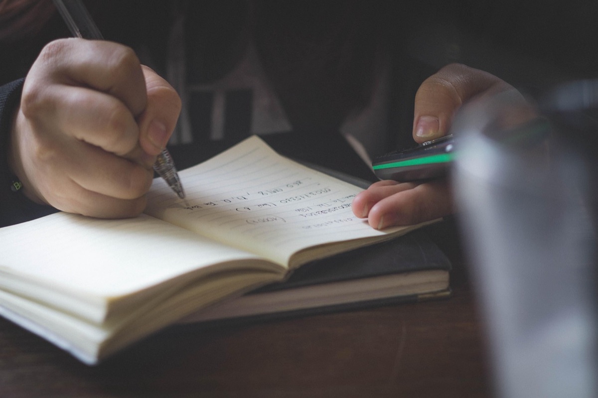 Een student bladert door een politiek manifest en vraagt zich af hoe zijn stem een verschil kan maken.